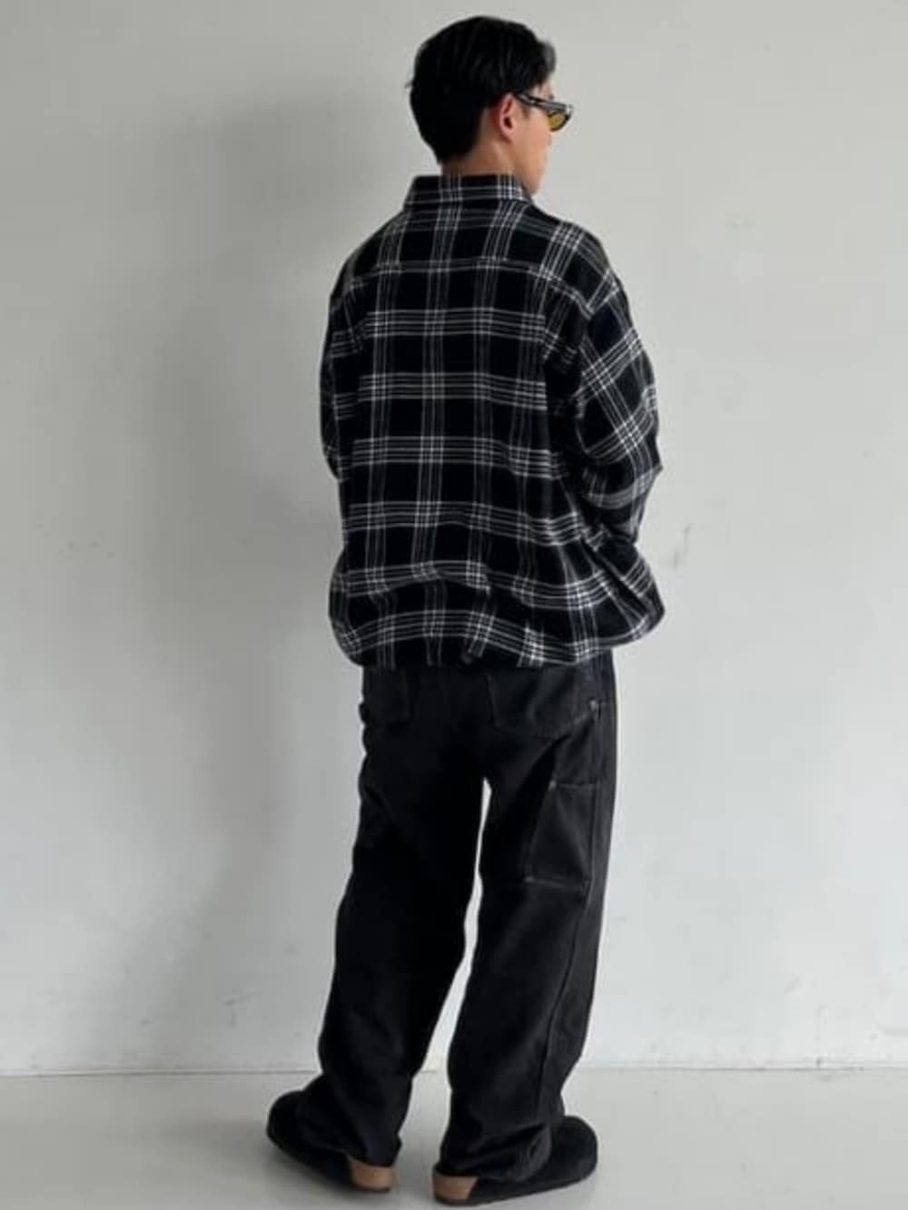 ブラック系のサンダル、ブラック系のシャツ/ブラウスを着用したメンズの夏コーディネートの2枚目の写真