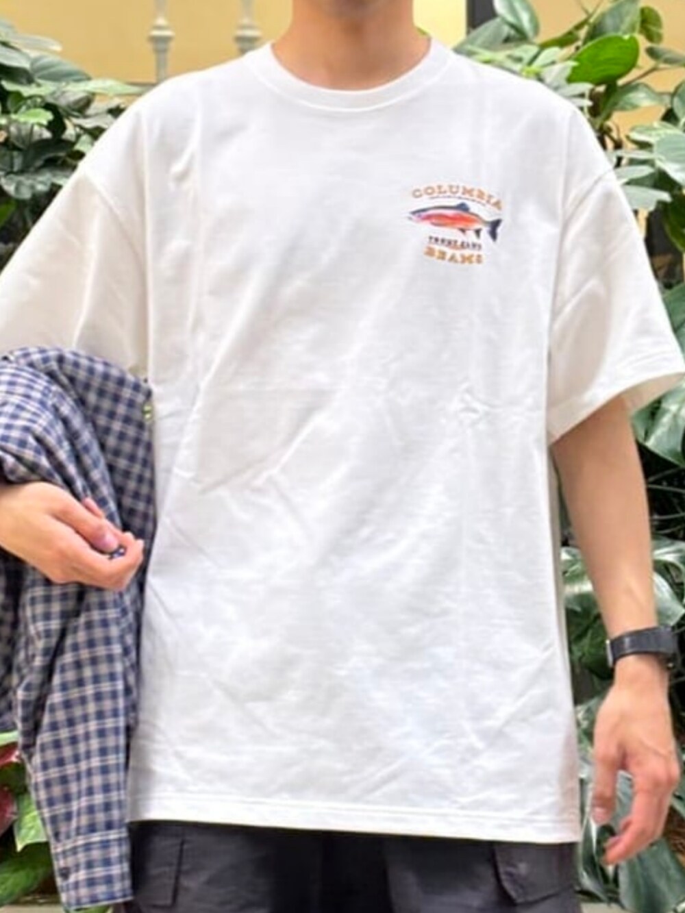 ブラック系のカーゴパンツ、ブルー系のシャツ/ブラウス、ホワイト系のTシャツ/カットソーを着用したメンズの春コーディネートの4枚目の写真