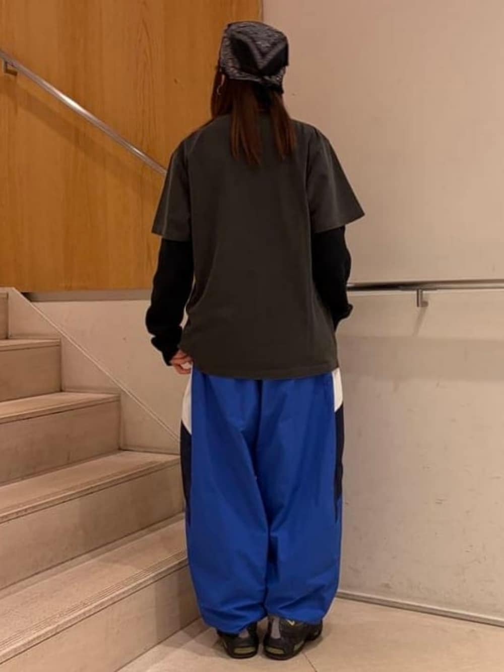 ブラック系のTシャツ/カットソー、ブラック系のTシャツ/カットソーを着用したレディースの夏コーディネートの3枚目の写真