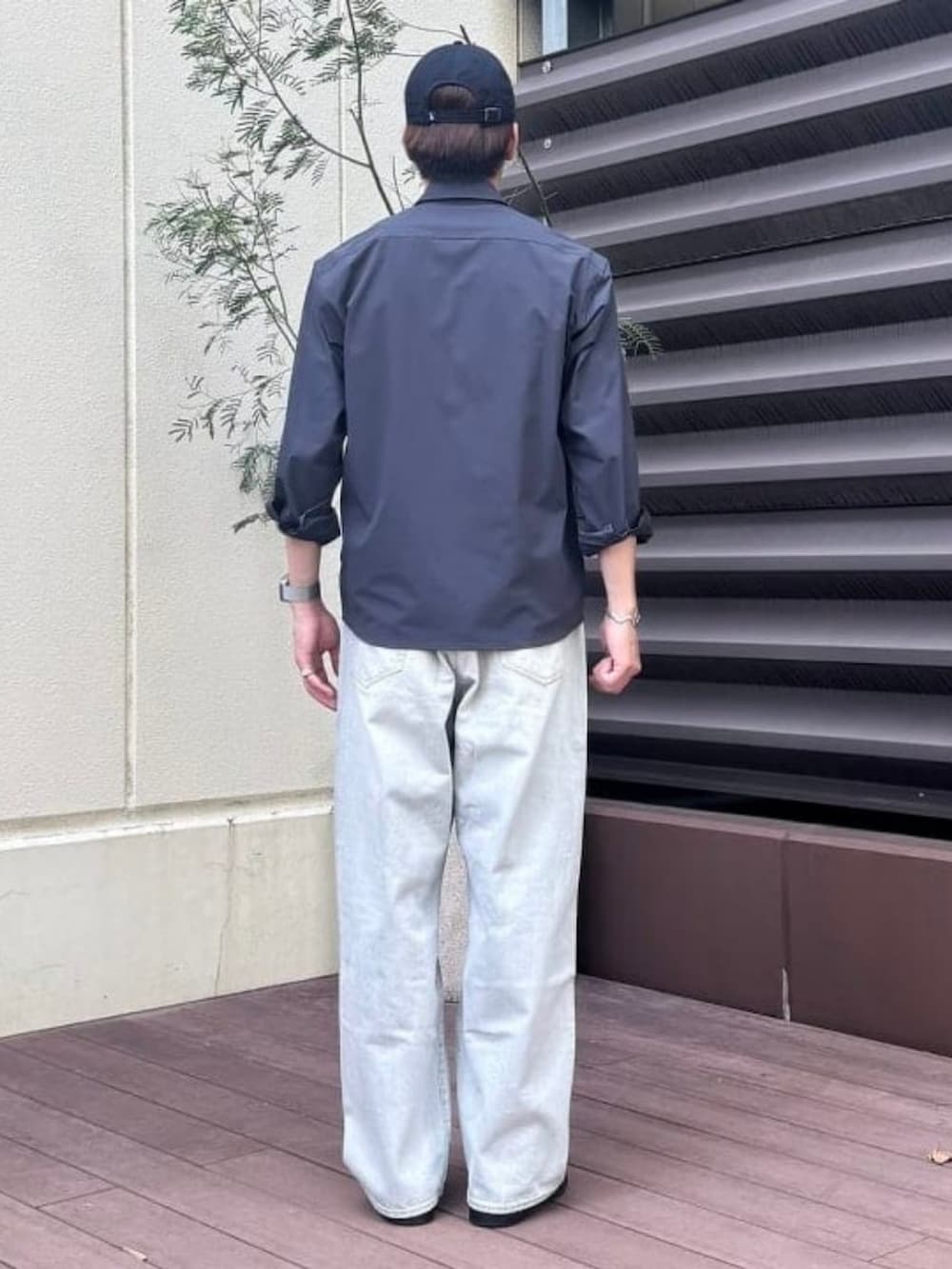 グレー系のデニムパンツを着用したメンズの夏コーディネートの2枚目の写真
