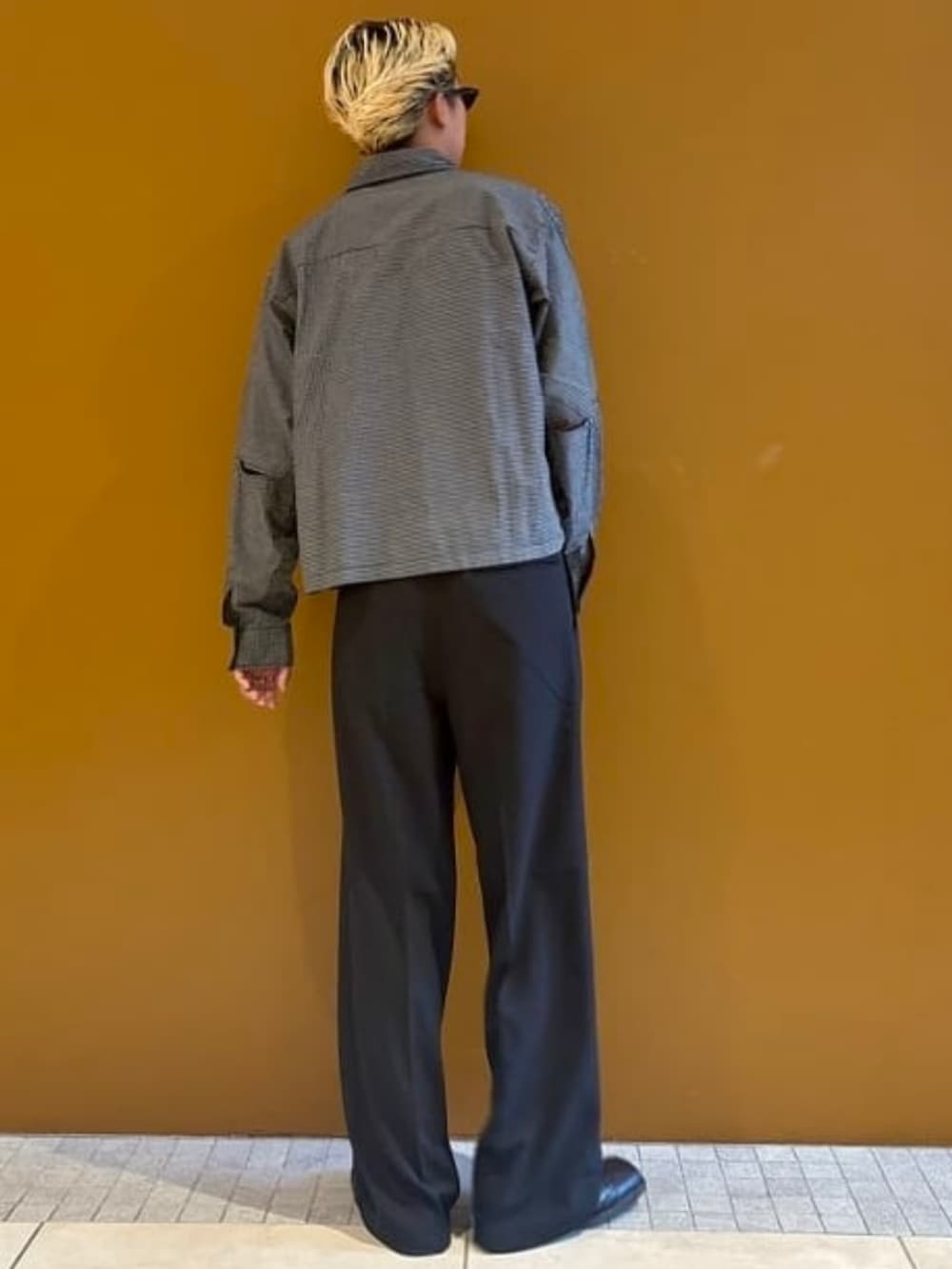 ブラック系のスラックス、ブラック系のシャツ/ブラウス、ブラック系のサングラスを着用したメンズの秋コーディネートの2枚目の写真