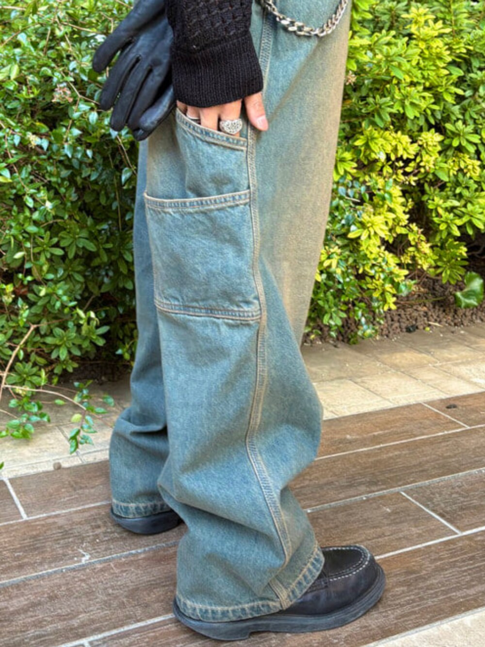 ブルー系のデニムパンツ、ブラック系のポロシャツ、ブラック系のニットキャップ/ビーニーを着用したメンズの春コーディネートの4枚目の写真