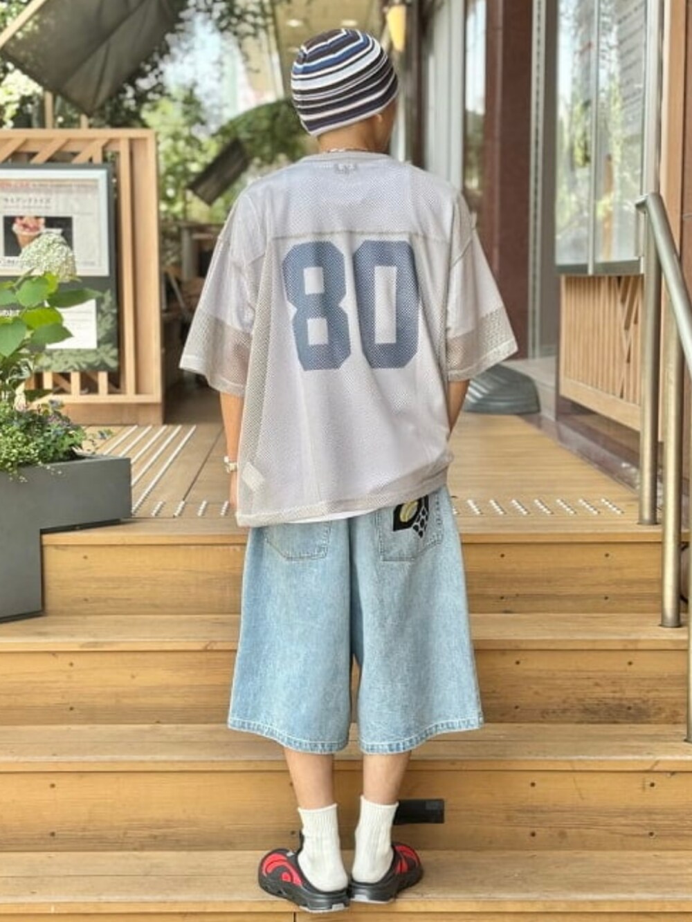 ブルー系のその他パンツ、ホワイト系のTシャツ/カットソー、ブラック系のサンダルを着用したメンズの夏コーディネートの2枚目の写真