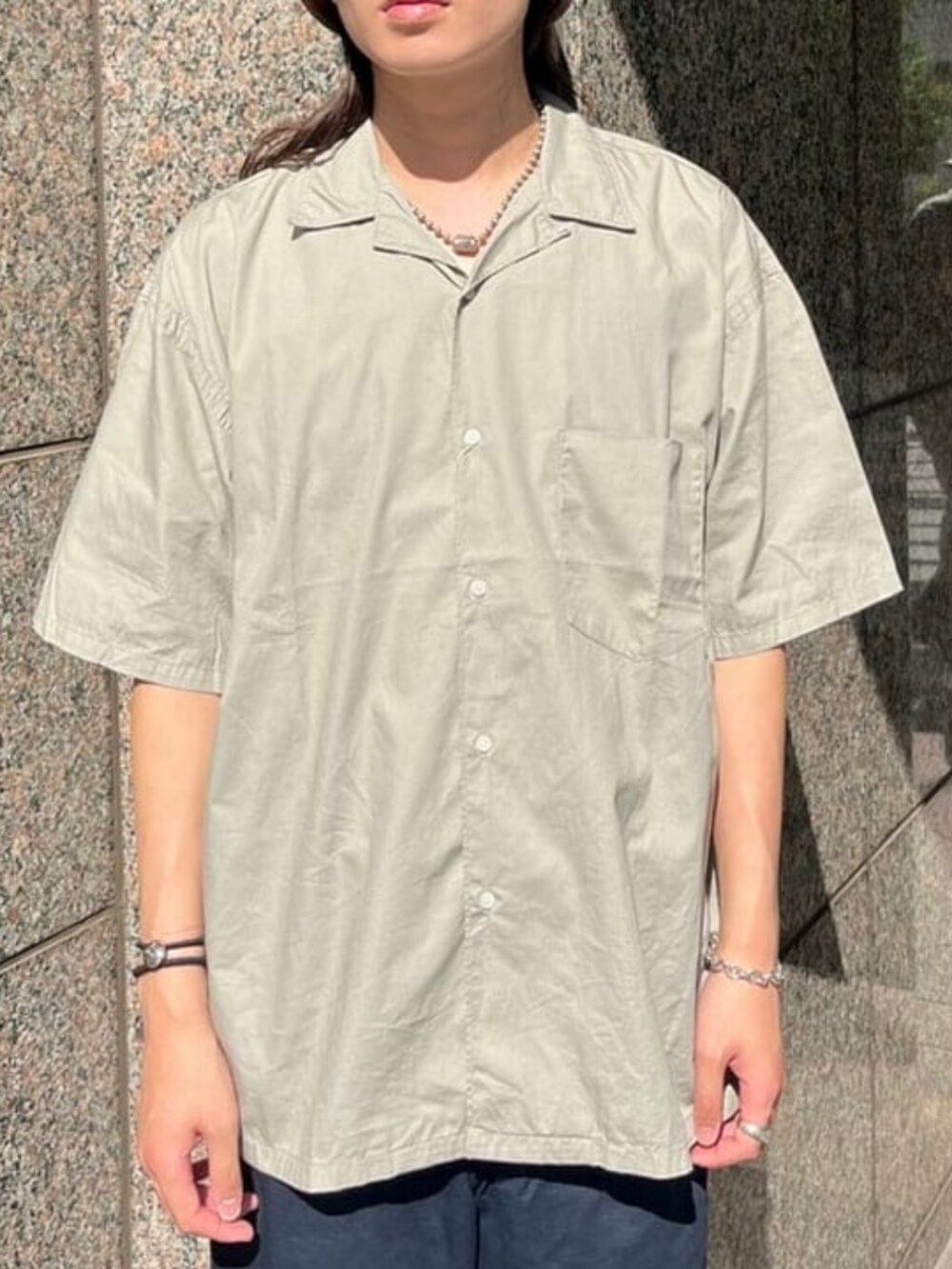 ベージュ系のシャツ/ブラウス、ブルー系のその他パンツ、ブラック系のサンダルを着用したメンズの夏コーディネートの3枚目の写真