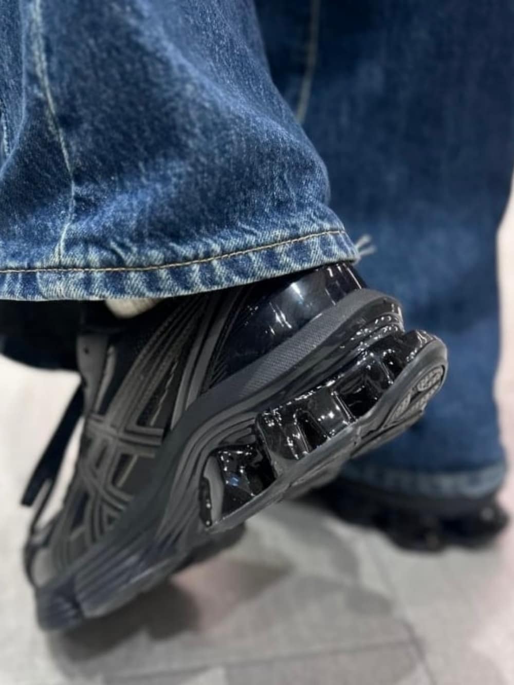 ブラック系のスニーカーを着用したメンズの秋コーディネートの4枚目の写真
