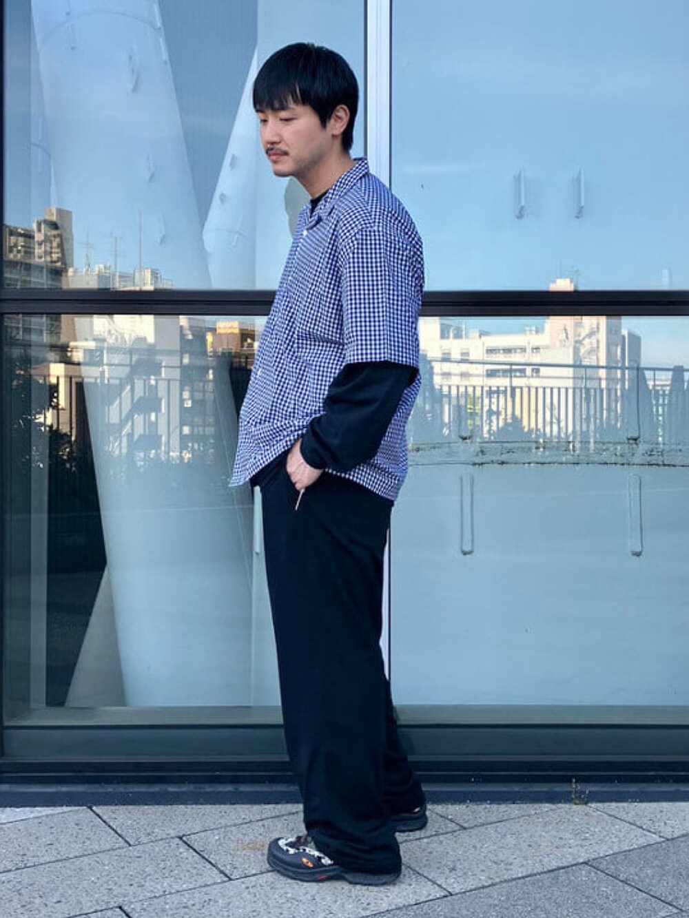 ブルー系のシャツ/ブラウス、ブラック系のその他パンツを着用したメンズの夏コーディネートの2枚目の写真