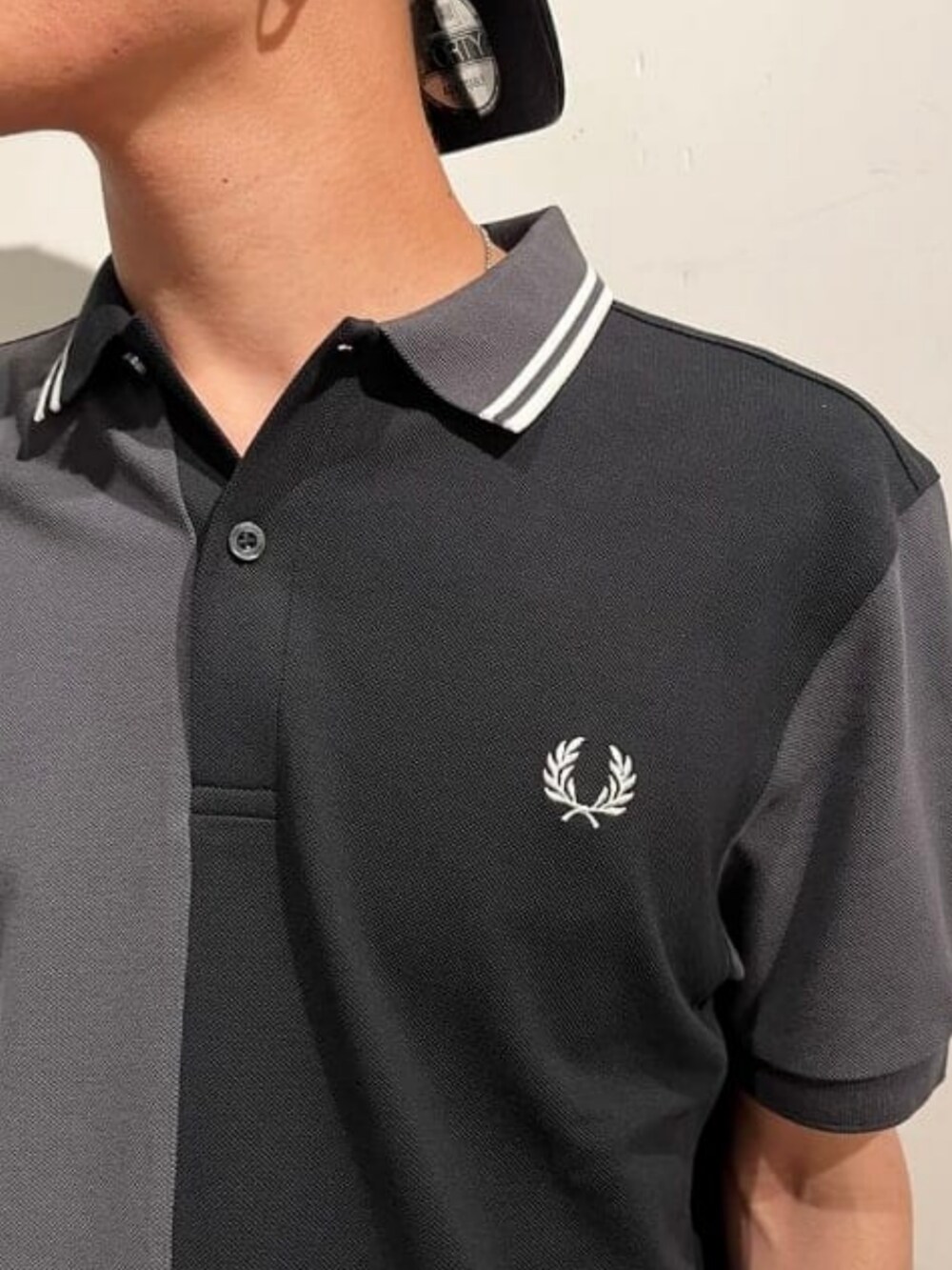 その他のポロシャツ、ブルー系のデニムパンツ、ブラック系のキャップを着用したメンズの夏コーディネートの2枚目の写真