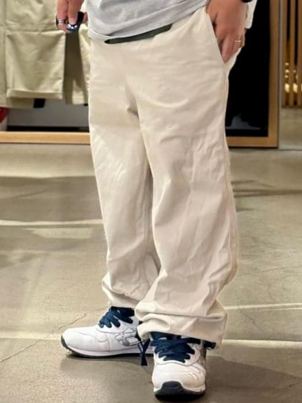ホワイト系のその他パンツ、グレー系のTシャツ/カットソーを着用したメンズの夏コーディネートの4枚目の写真