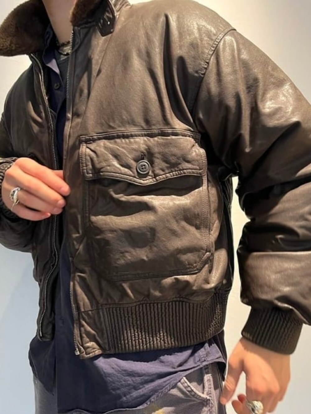 ブラウン系のダウンジャケット/コート、ブラウン系のブーツを着用したメンズの秋コーディネートの3枚目の写真