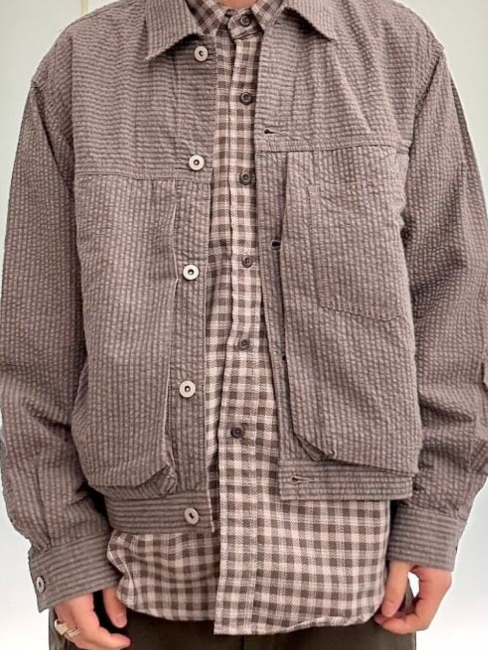 グレー系のシャツ/ブラウス、グレー系のブルゾン、グリーン系のその他パンツを着用したメンズの春コーディネートの4枚目の写真