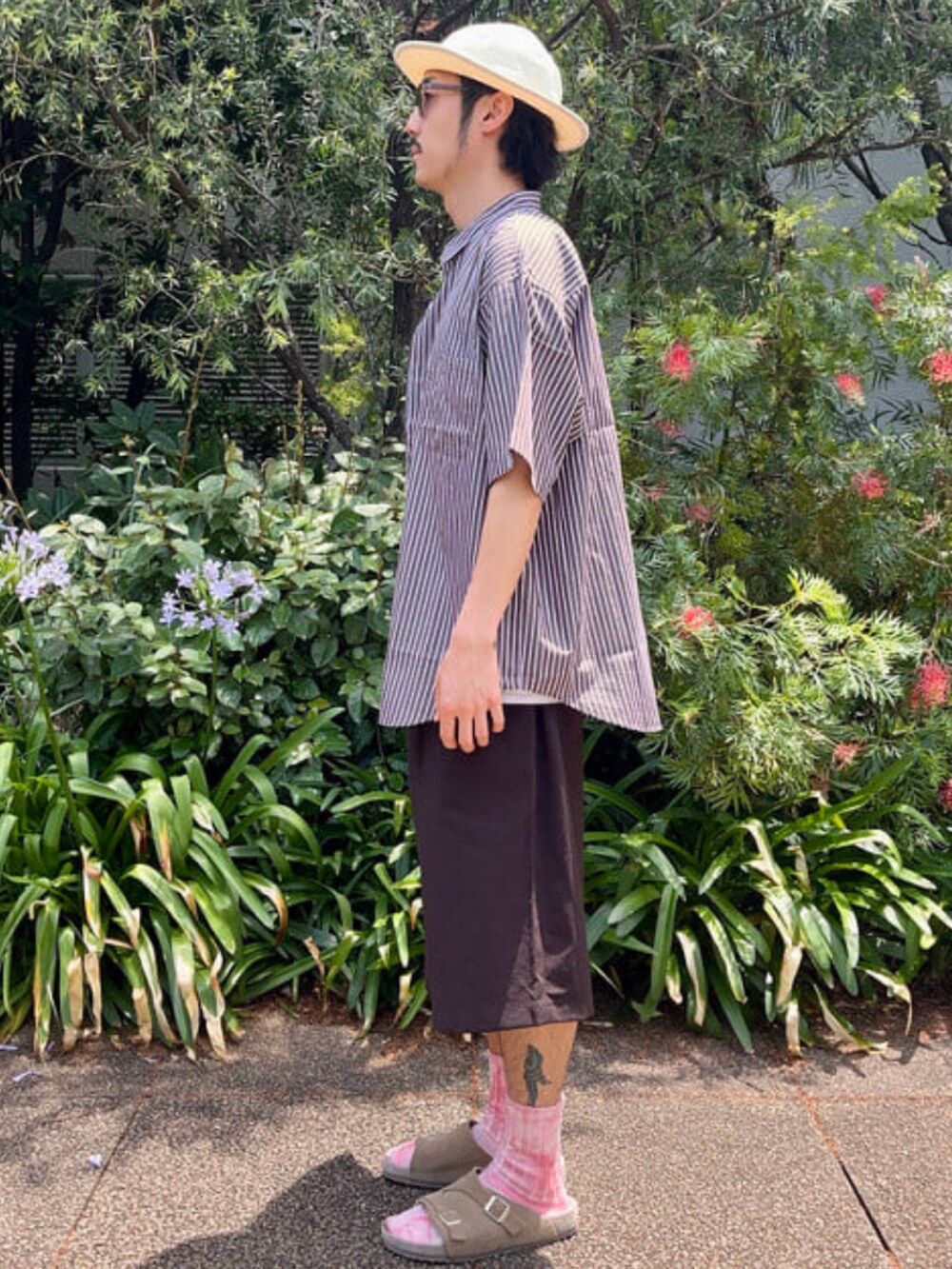 ブラウン系のシャツ/ブラウス、ブラウン系のその他パンツを着用したメンズの夏コーディネートの2枚目の写真