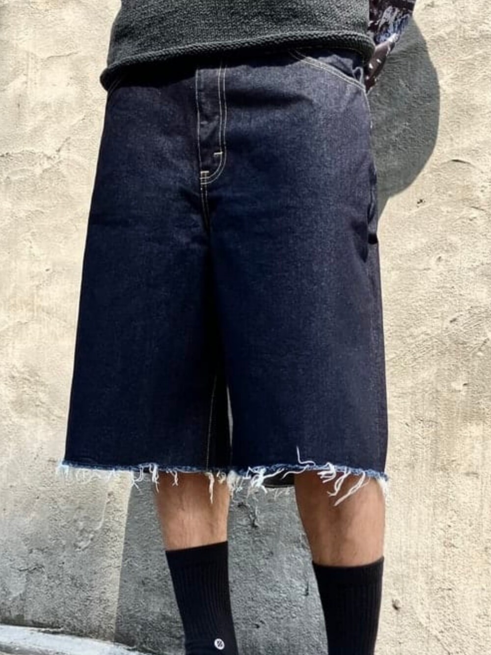 ブルー系のデニムパンツを着用したメンズの春コーディネートの3枚目の写真