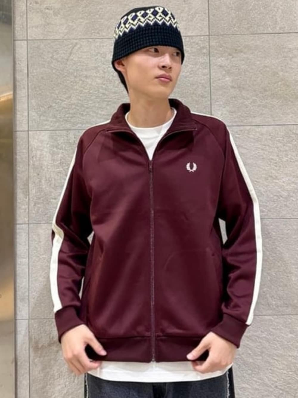 レッド系のジャージ、ブラック系のその他パンツ、ホワイト系のTシャツ/カットソーを着用したメンズの夏コーディネートの4枚目の写真