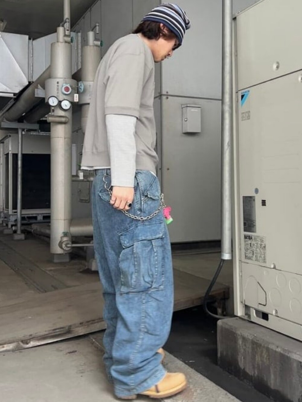 ブルー系のカーゴパンツ、グレー系のスウェット、グレー系のTシャツ/カットソーを着用したメンズの春コーディネートの2枚目の写真