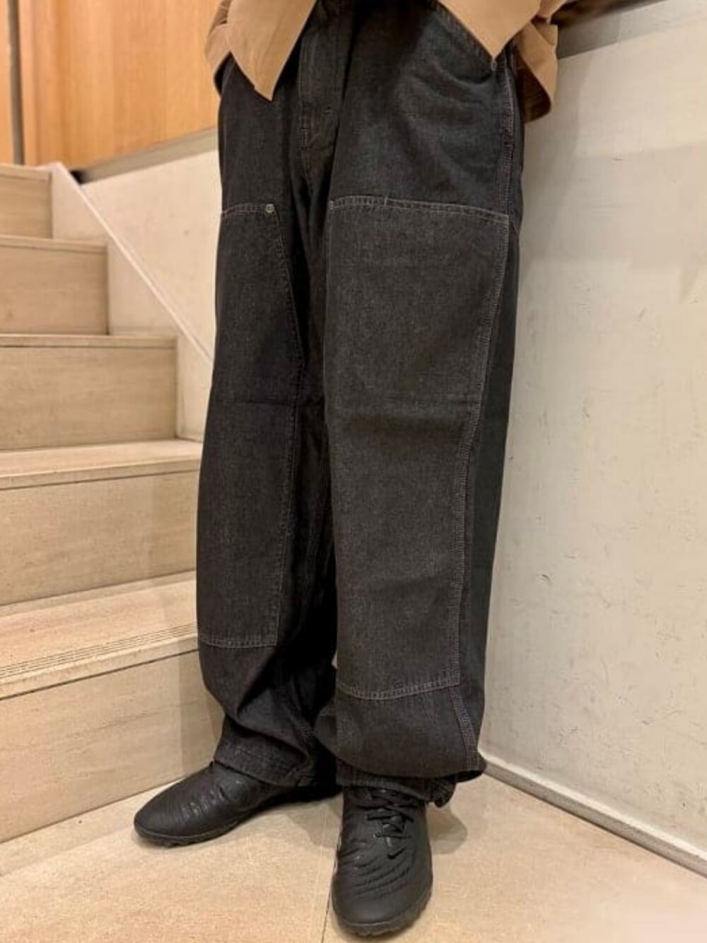 ブラック系のデニムパンツを着用したメンズの春コーディネートの4枚目の写真