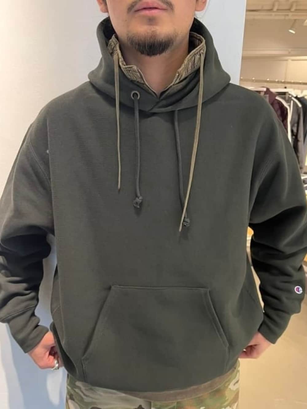 ブラック系のスウェットを着用したメンズの秋コーディネートの3枚目の写真