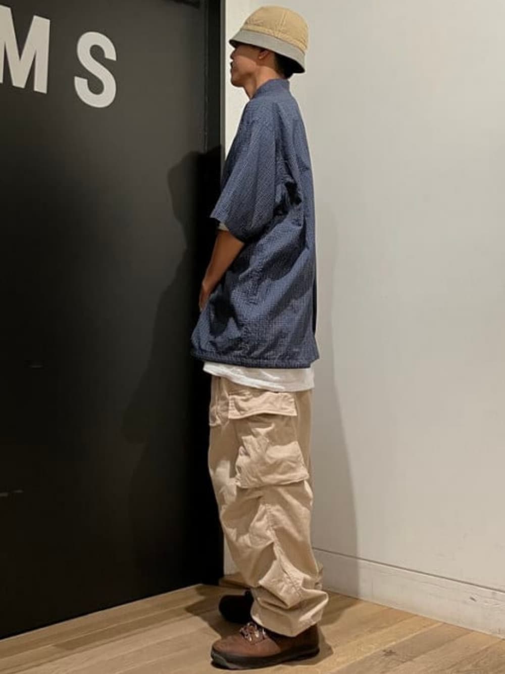 ブルー系のシャツ/ブラウス、ベージュ系のハットを着用したメンズの夏コーディネートの2枚目の写真