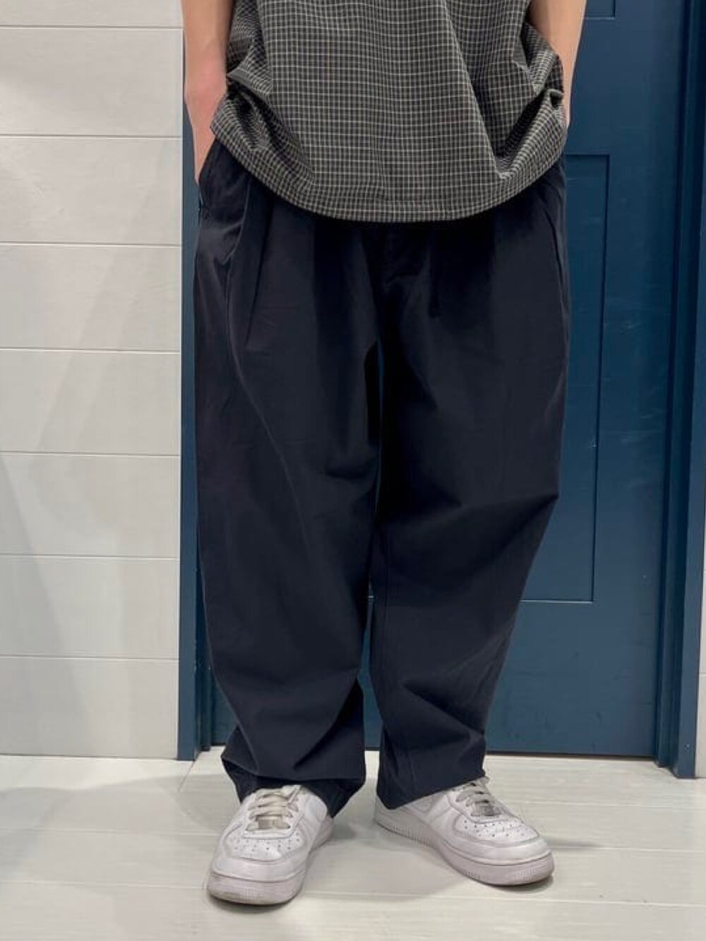 ホワイト系のポロシャツ、ブラック系のシャツ/ブラウス、ブラック系のその他パンツを着用したメンズの春コーディネートの3枚目の写真