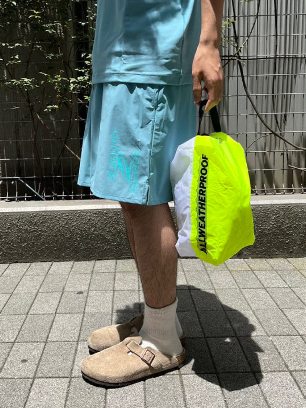 ブルー系のTシャツ/カットソー、ブルー系のその他パンツを着用したメンズの夏コーディネートの3枚目の写真