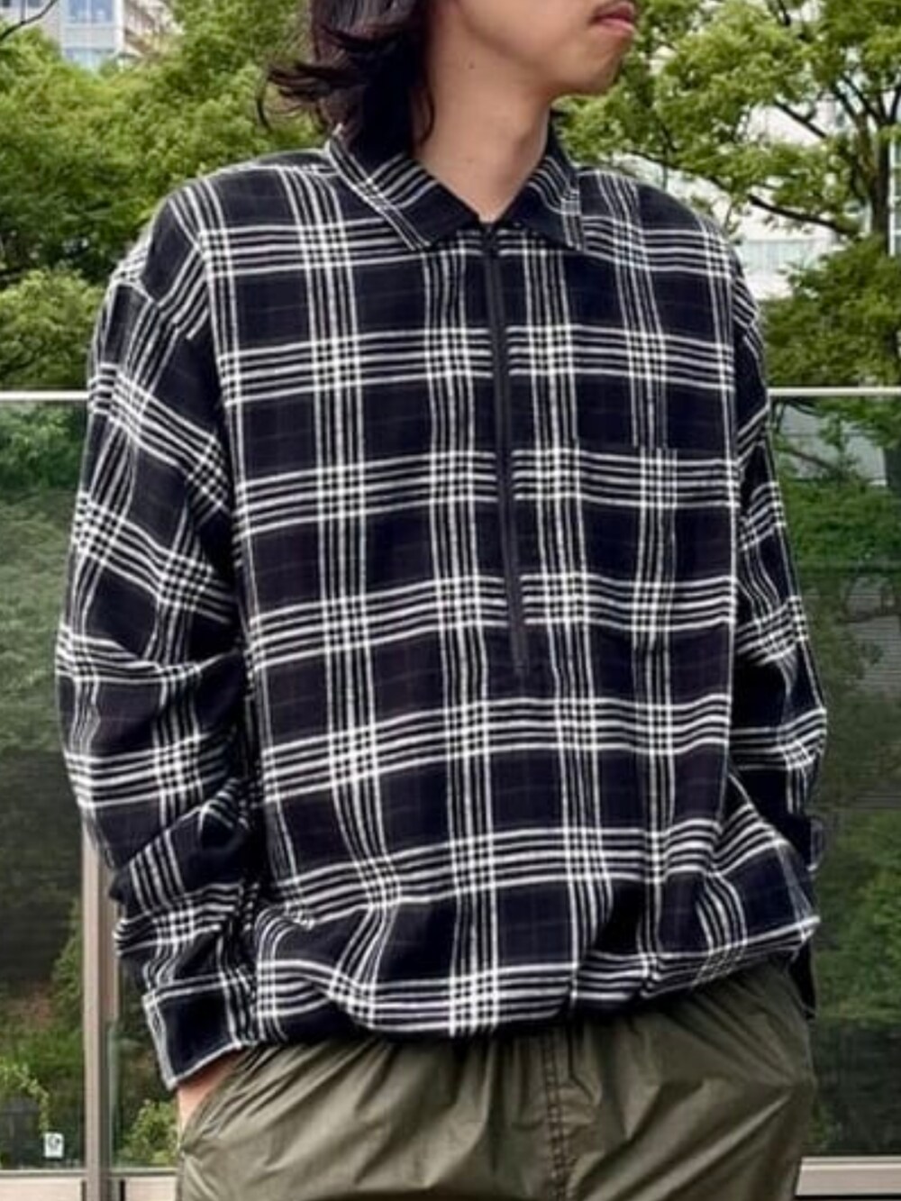 ブラック系のシャツ/ブラウスを着用したメンズの夏コーディネートの2枚目の写真