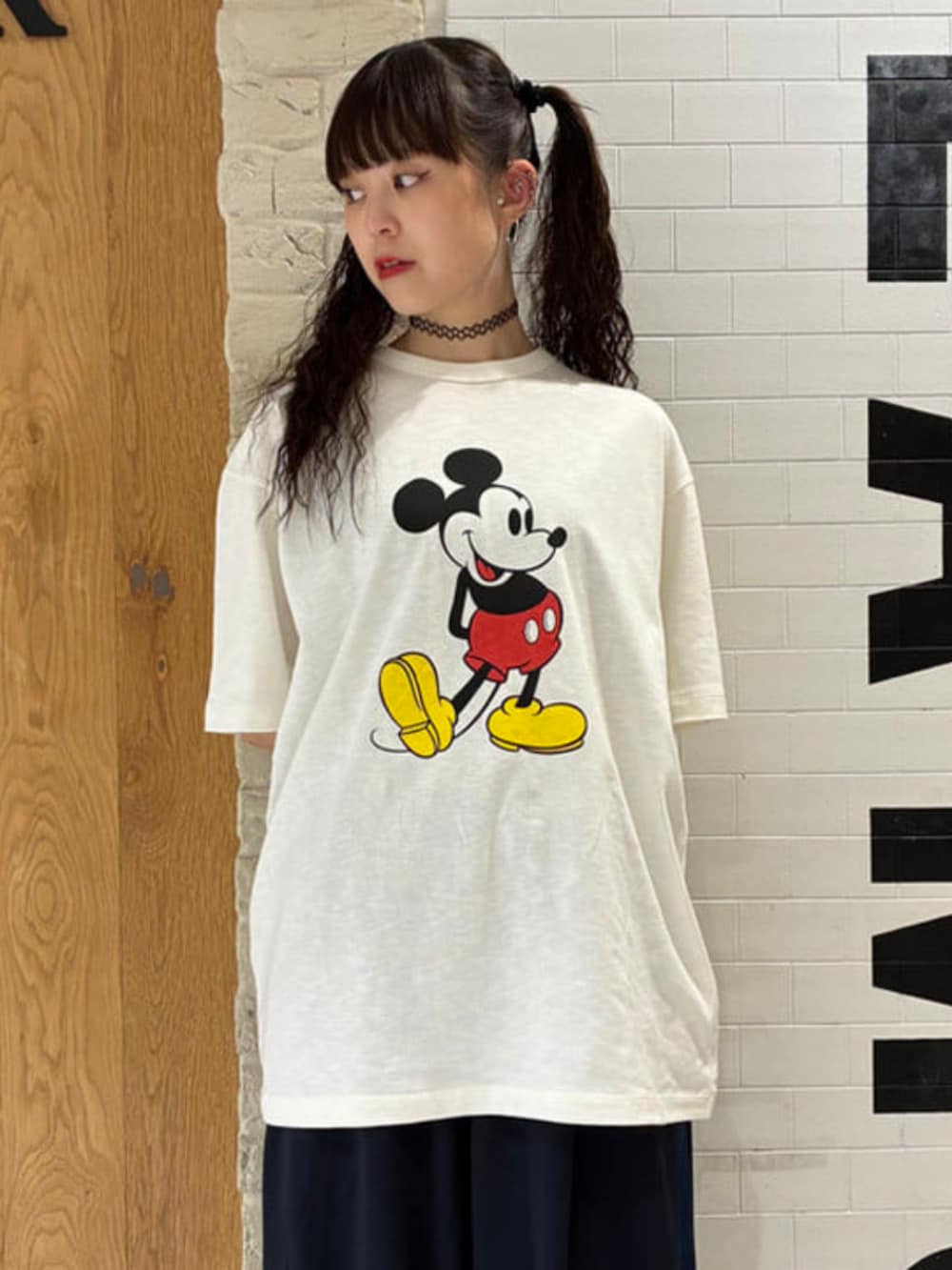 ホワイト系のTシャツ/カットソーを着用したメンズの夏コーディネートの3枚目の写真
