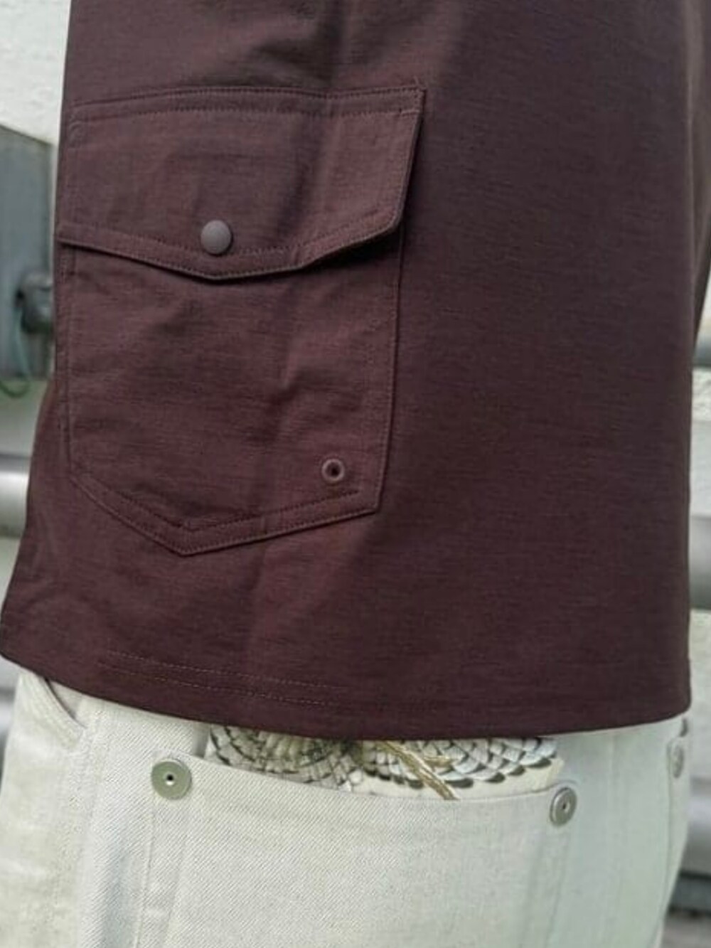 ブラウン系のTシャツ/カットソーを着用したメンズの夏コーディネートの3枚目の写真