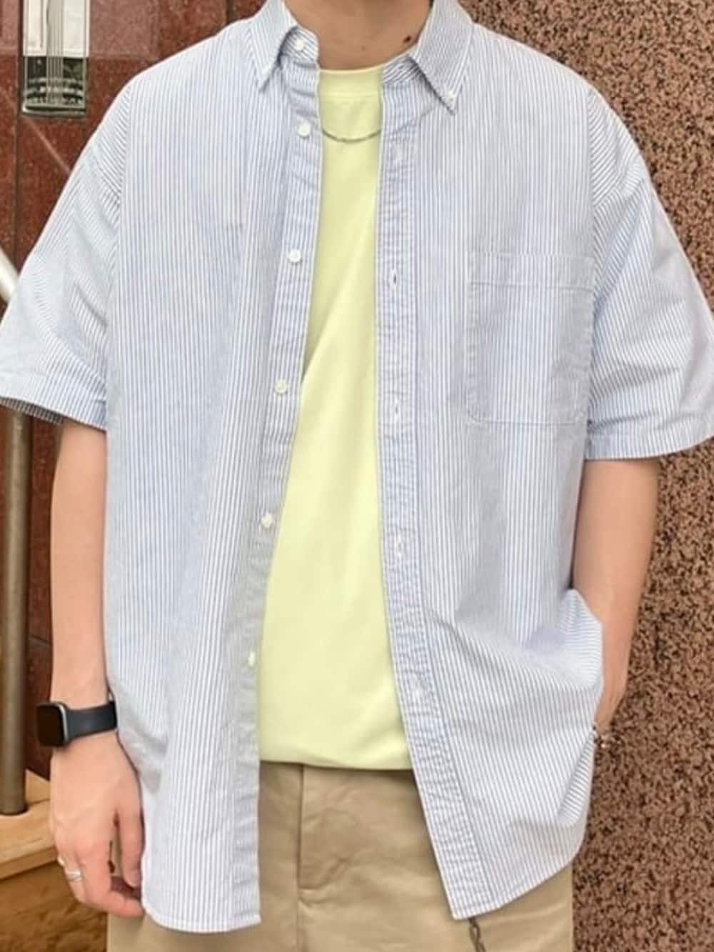 イエロー系のTシャツ/カットソー、その他のシャツ/ブラウスを着用したメンズの夏コーディネートの3枚目の写真