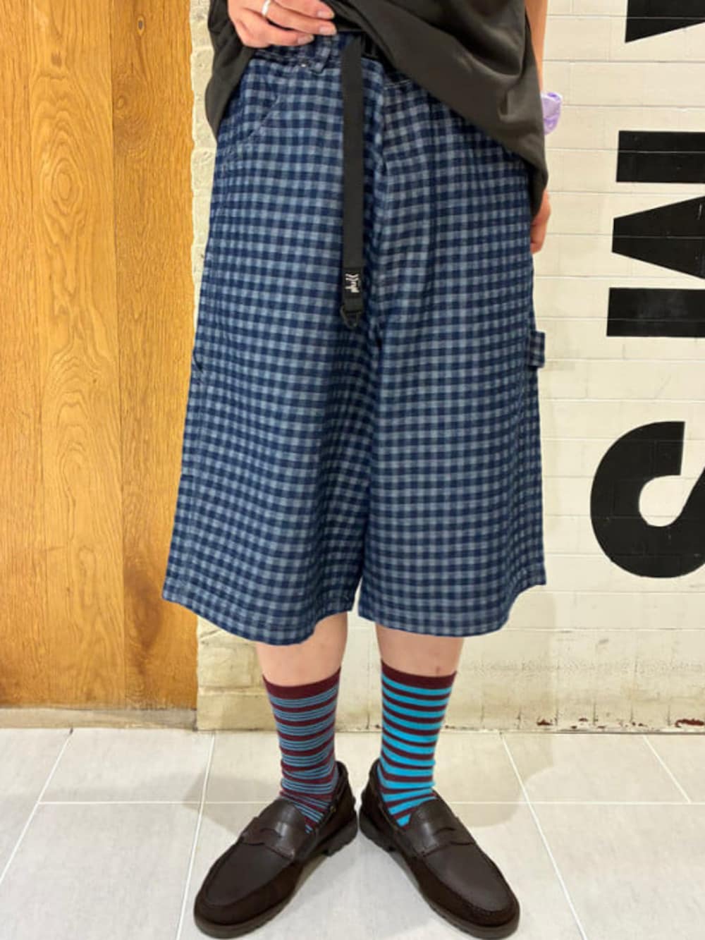 ブラック系のTシャツ/カットソー、ブルー系のその他パンツ、ブラウン系のローファーを着用したメンズの夏コーディネートの3枚目の写真