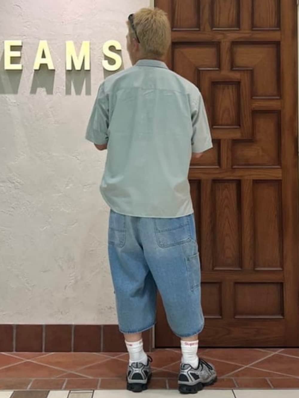 グリーン系のシャツ/ブラウス、ホワイト系のTシャツ/カットソー、ブルー系のその他パンツを着用したメンズの夏コーディネートの2枚目の写真