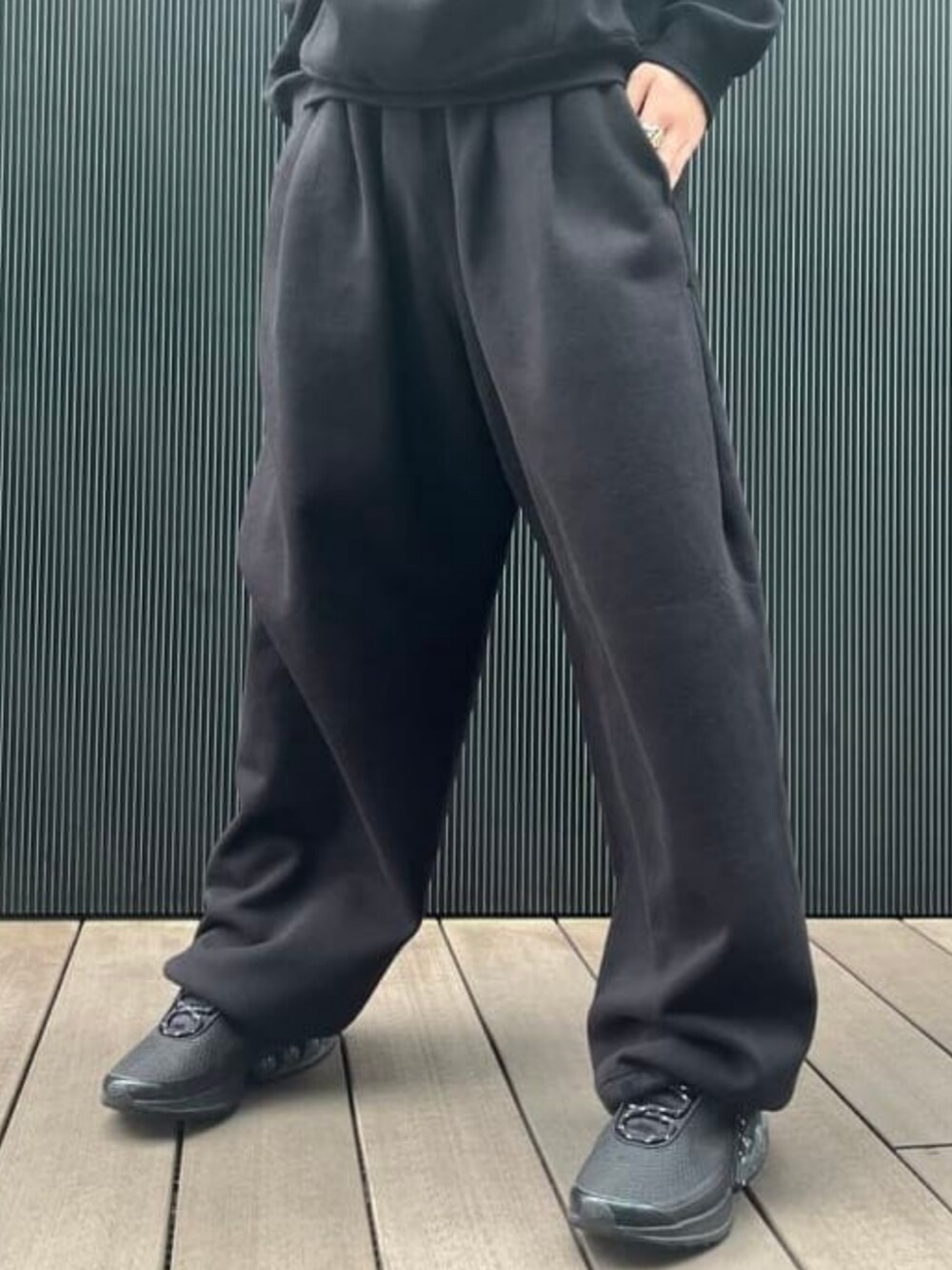 ブラック系のスウェットパンツ、ブラック系のパーカーを着用したメンズの夏コーディネートの5枚目の写真