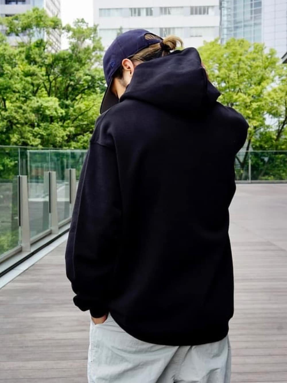 ブラック系のパーカー、グレー系のその他パンツ、ブルー系のキャップを着用したメンズの秋コーディネートの3枚目の写真