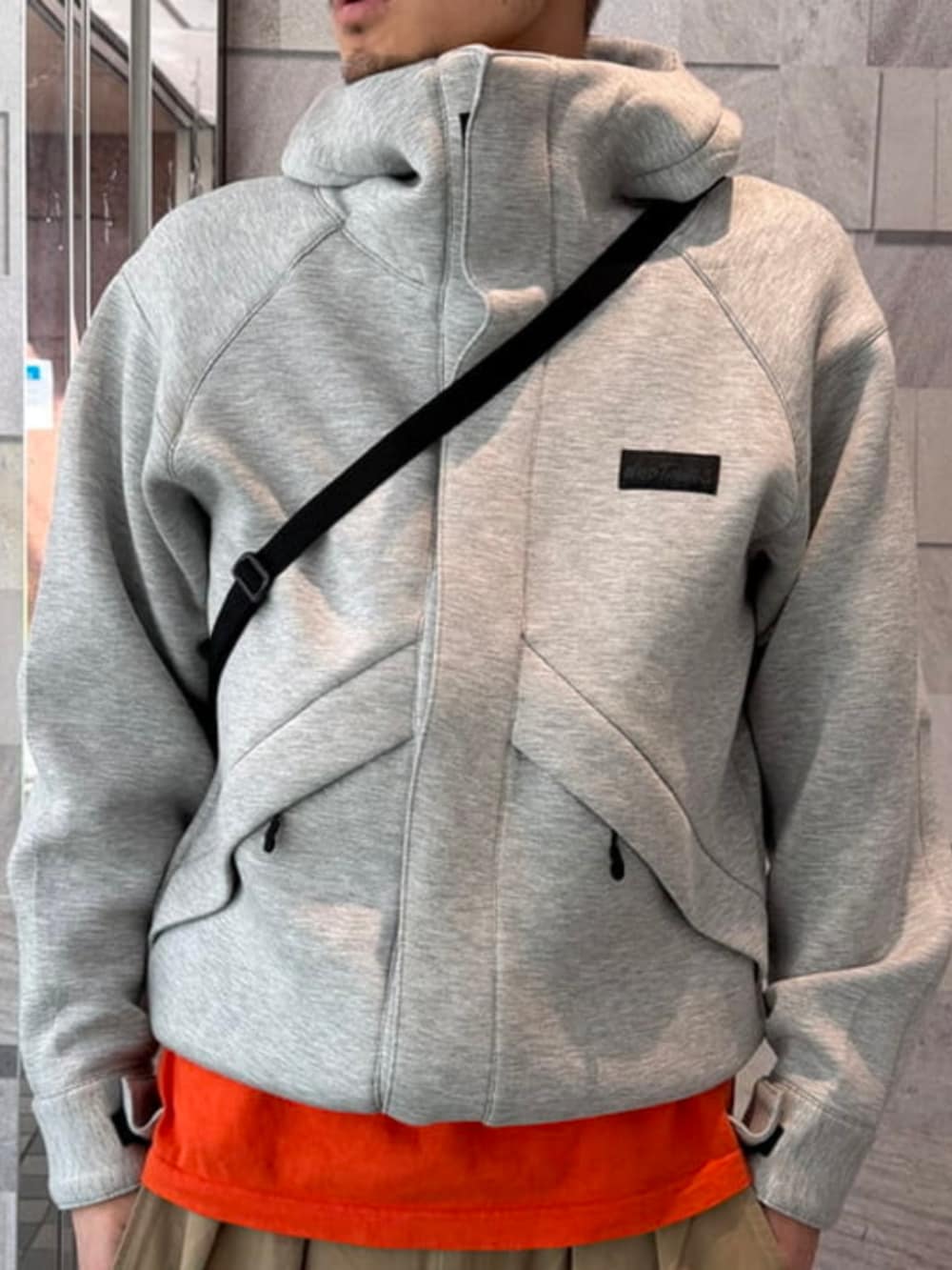 グレー系のパーカー、ベージュ系のその他パンツを着用したメンズの冬コーディネートの3枚目の写真