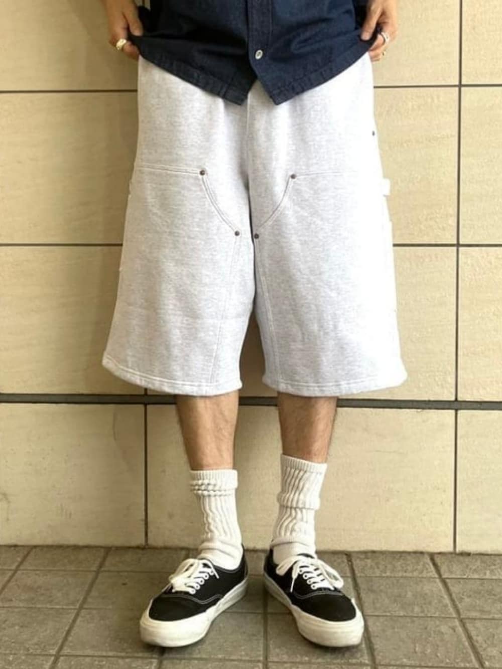 グレー系のスウェットパンツ、ブルー系のシャツ/ブラウスを着用したメンズの夏コーディネートの3枚目の写真