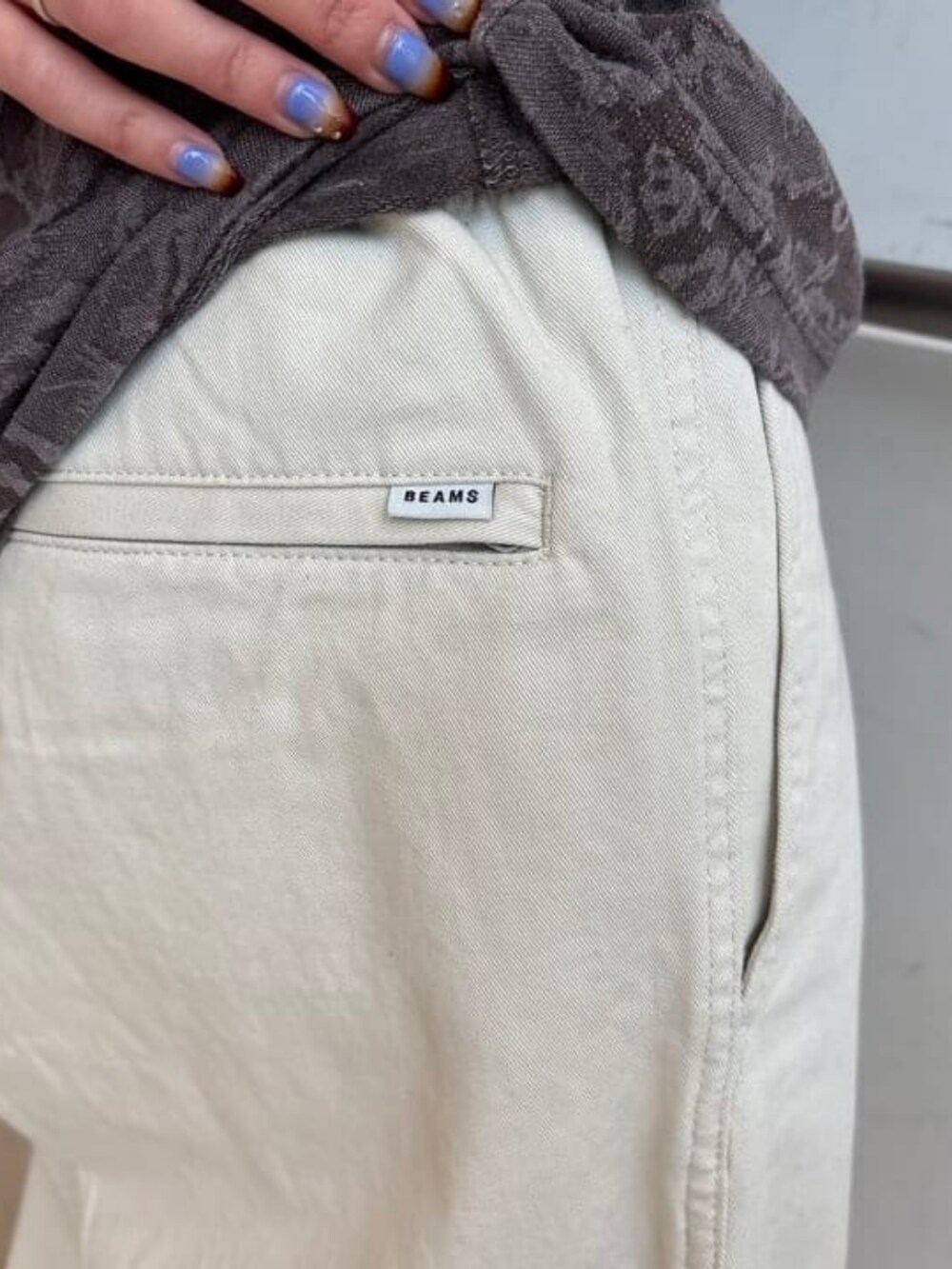 ブラウン系のTシャツ/カットソー、ホワイト系のその他パンツ、レッド系のキャップを着用したメンズの春コーディネートの5枚目の写真