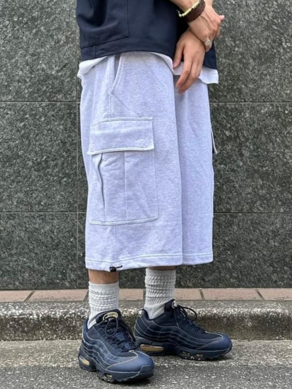 ブルー系のポロシャツ、ブルー系のハットを着用したメンズの夏コーディネートの3枚目の写真