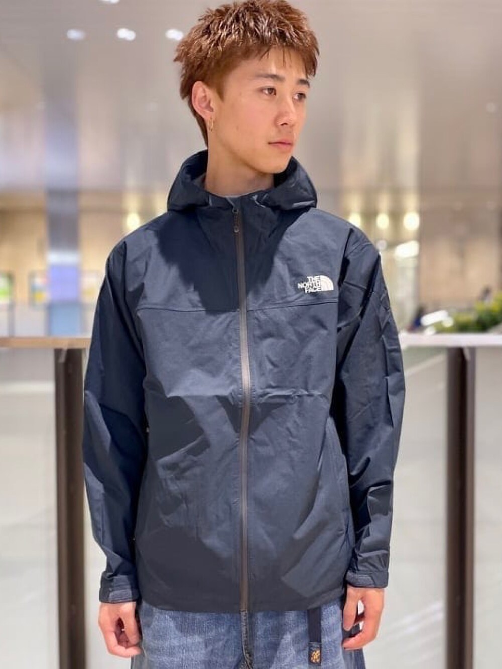 ブルー系のブルゾン、グレー系のTシャツ/カットソー、ブルー系のデニムパンツを着用したメンズの春コーディネートの2枚目の写真