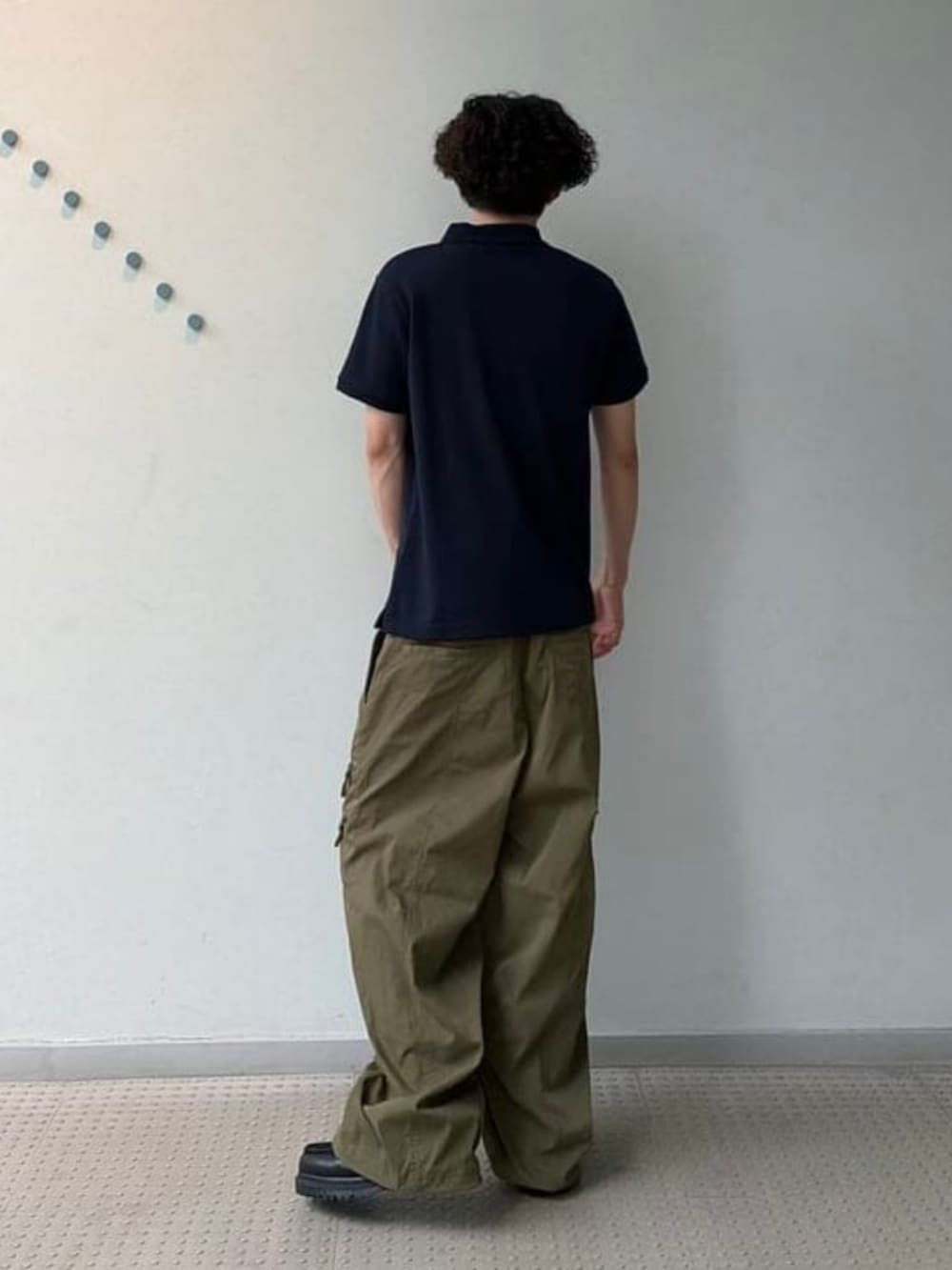 ブルー系のポロシャツ、グリーン系のその他パンツを着用したメンズの夏コーディネートの3枚目の写真