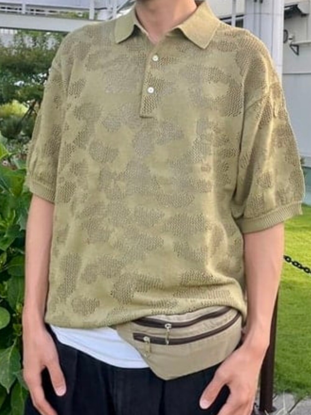 ブラック系のその他パンツ、グリーン系のポロシャツを着用したメンズの夏コーディネートの3枚目の写真