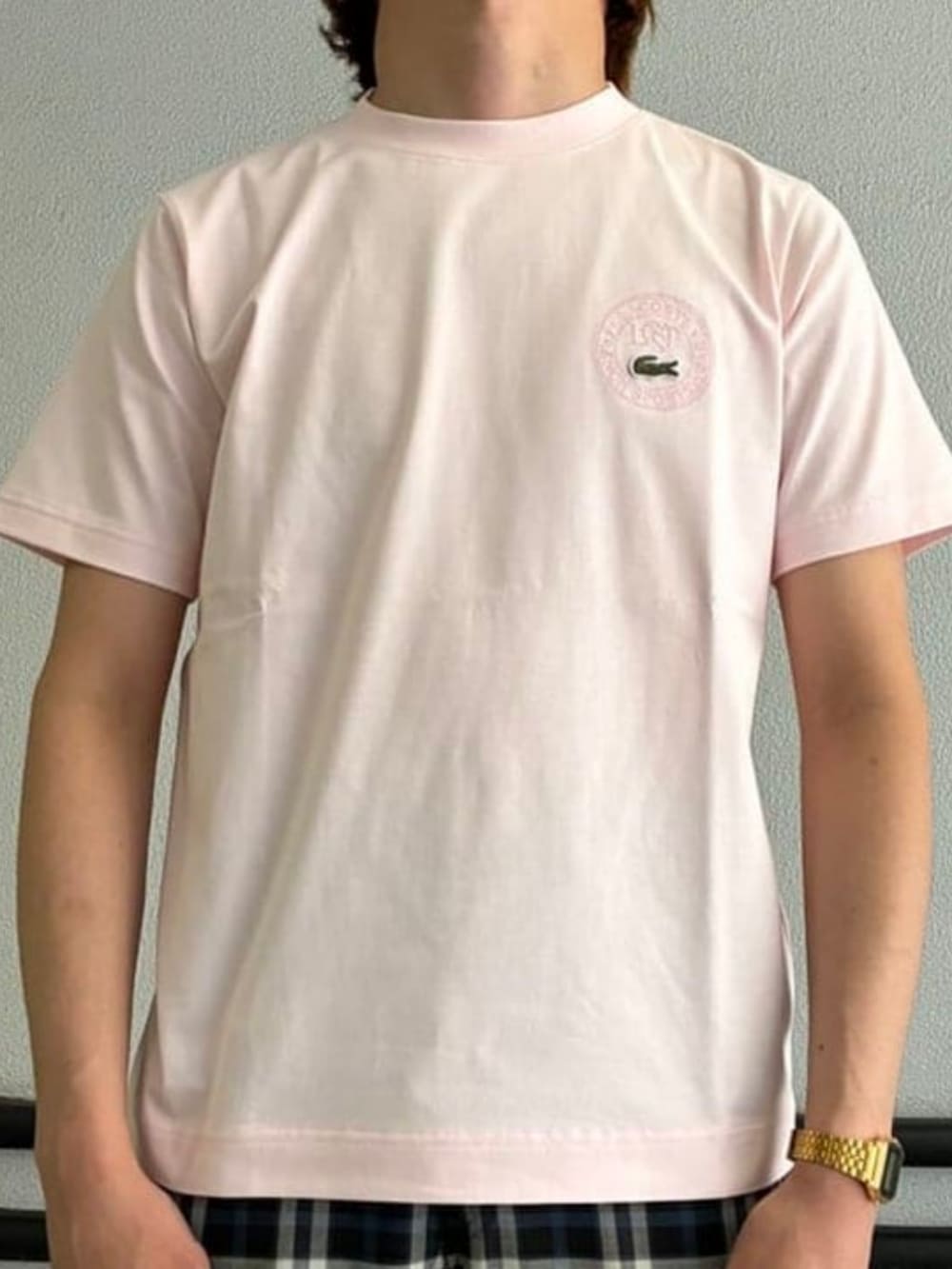 ホワイト系のTシャツ/カットソー、ブラック系のサングラスを着用したメンズの夏コーディネートの3枚目の写真
