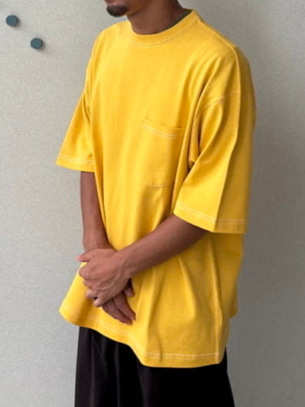 ブラウン系のその他パンツ、イエロー系のTシャツ/カットソーを着用したメンズの夏コーディネートの2枚目の写真