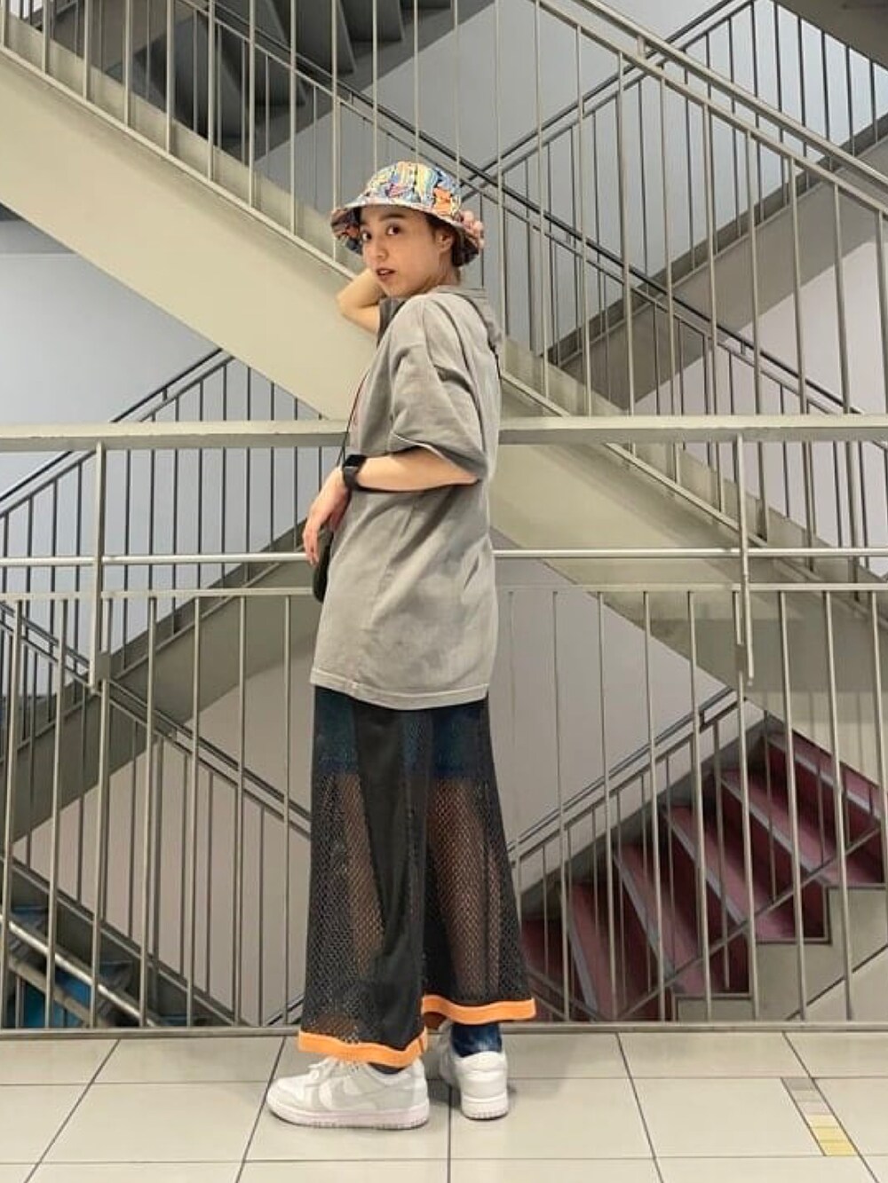 グレー系のTシャツ/カットソーを着用したレディースの春コーディネートの2枚目の写真