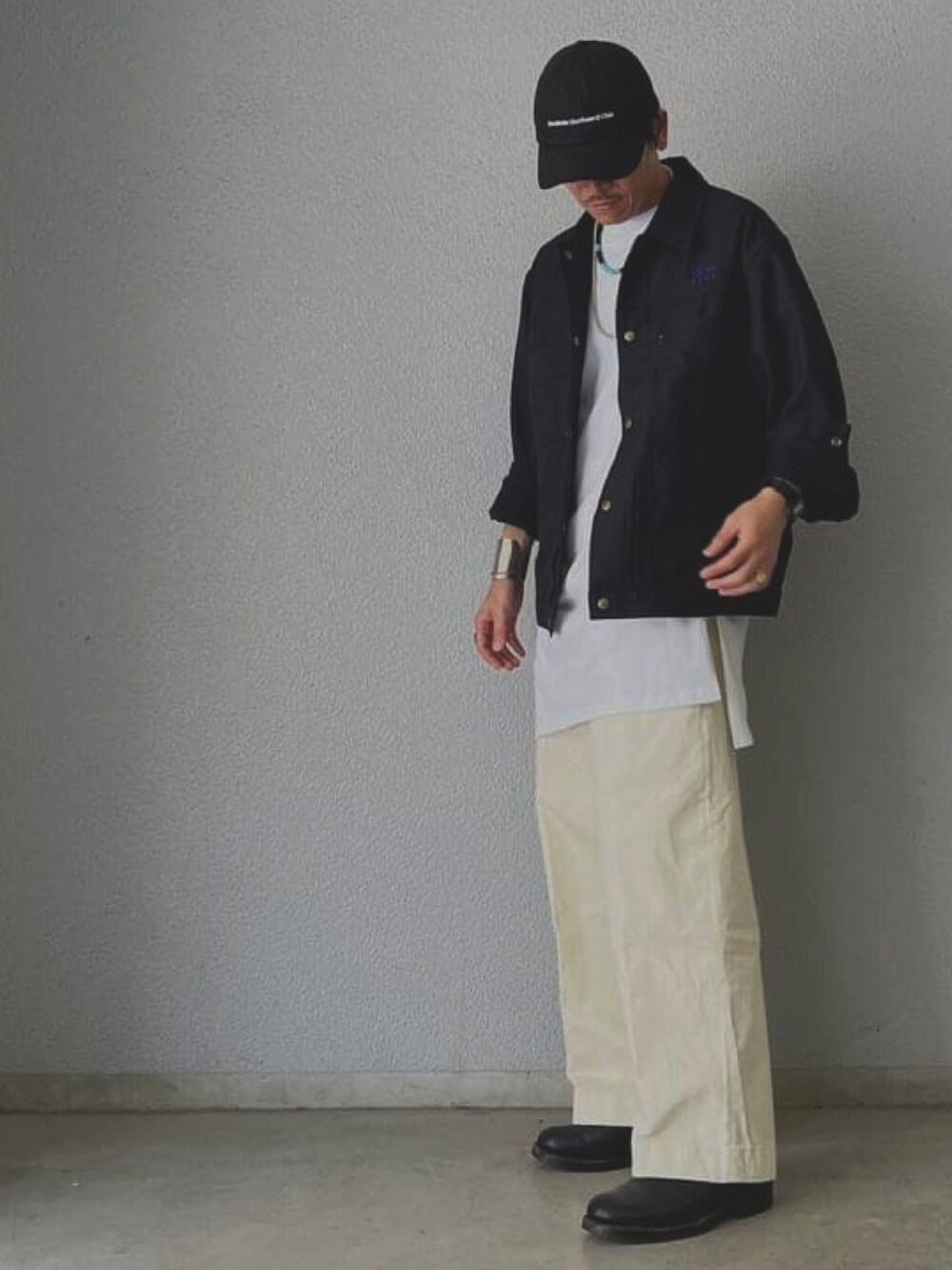 ホワイト系のその他パンツを着用したメンズの夏コーディネートの2枚目の写真