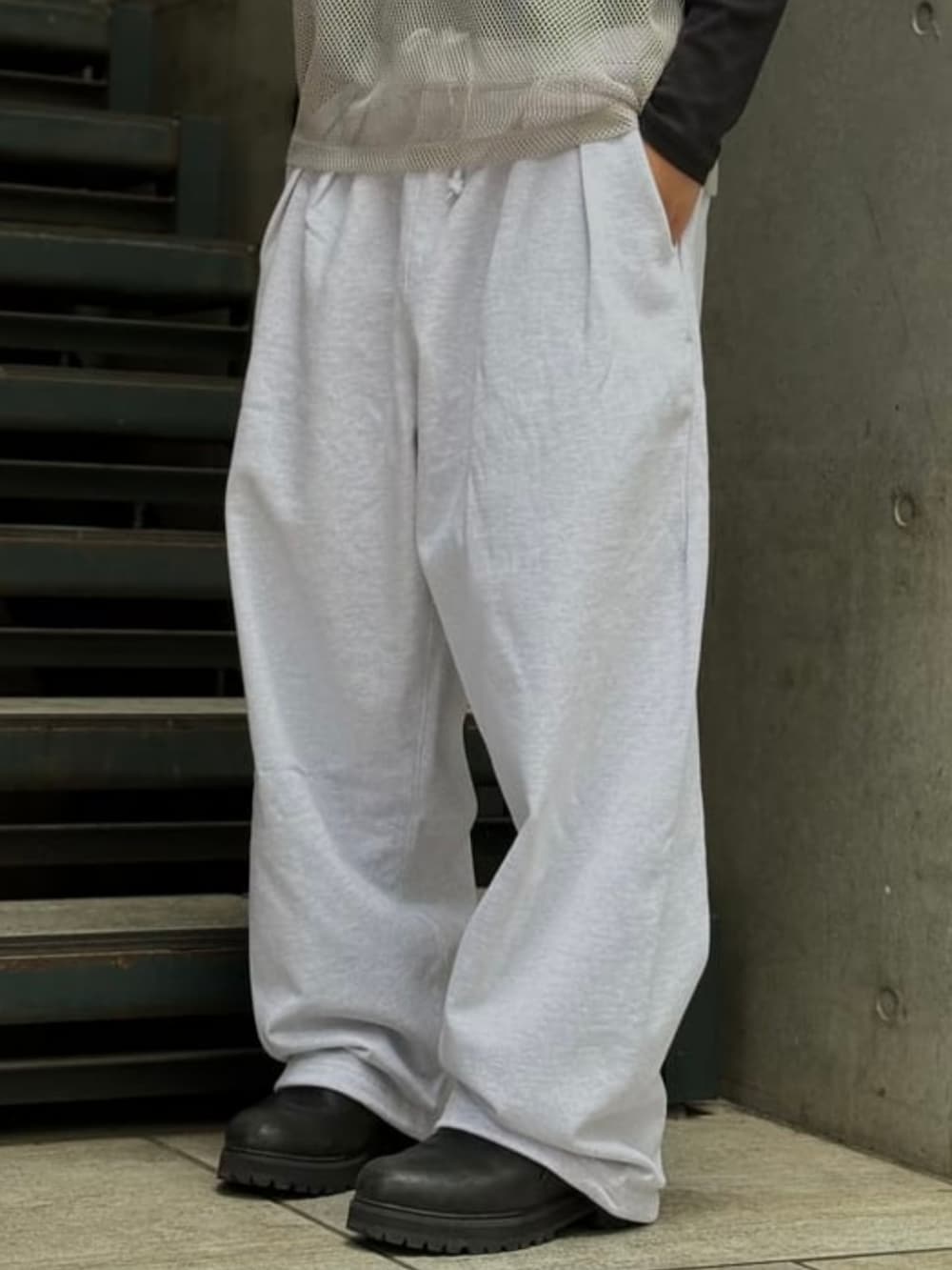 グレー系のスウェットパンツ、グレー系のTシャツ/カットソー、ブラック系のニットキャップ/ビーニーを着用したメンズの春コーディネートの4枚目の写真