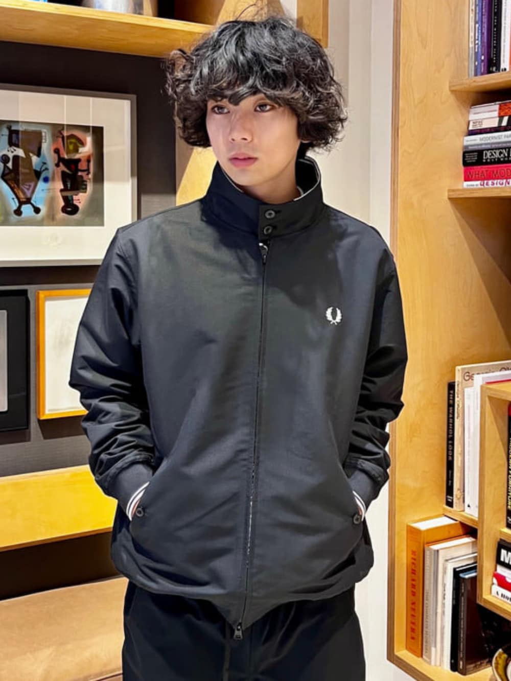 ブラック系のブルゾン、ブラック系のその他パンツ、ブラック系のTシャツ/カットソーを着用したメンズの秋コーディネートの2枚目の写真