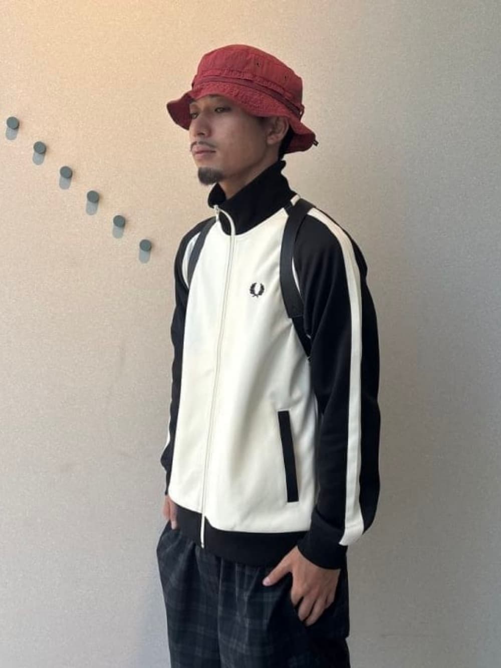 ホワイト系のジャージ、ブラック系のトートバッグ、その他のその他パンツを着用したメンズの夏コーディネートの2枚目の写真