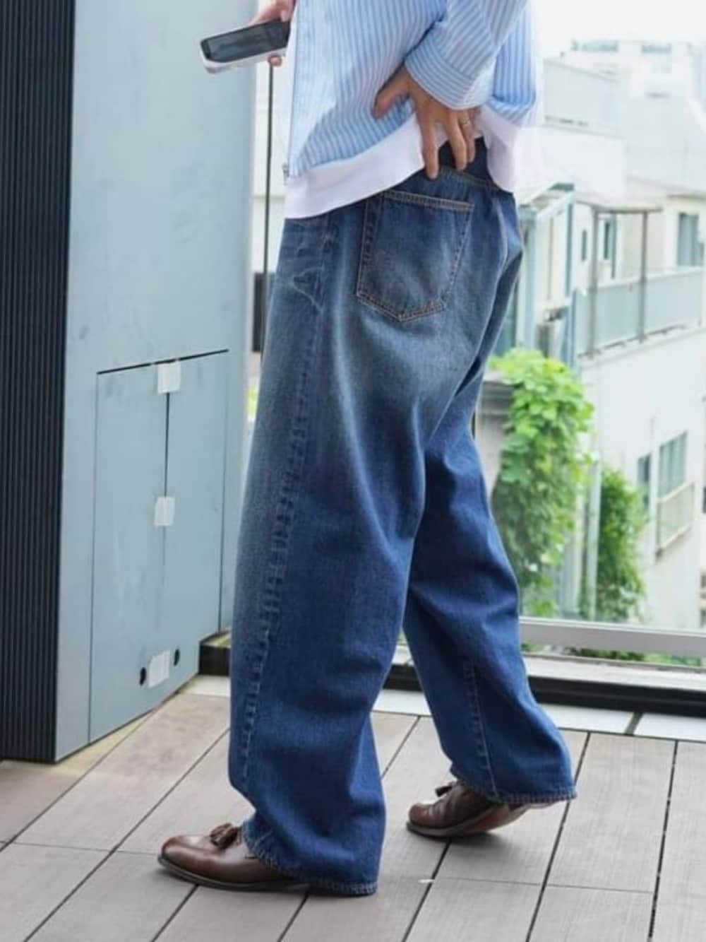 ブルー系のシャツ/ブラウス、ブルー系のデニムパンツを着用したメンズの夏コーディネートの6枚目の写真