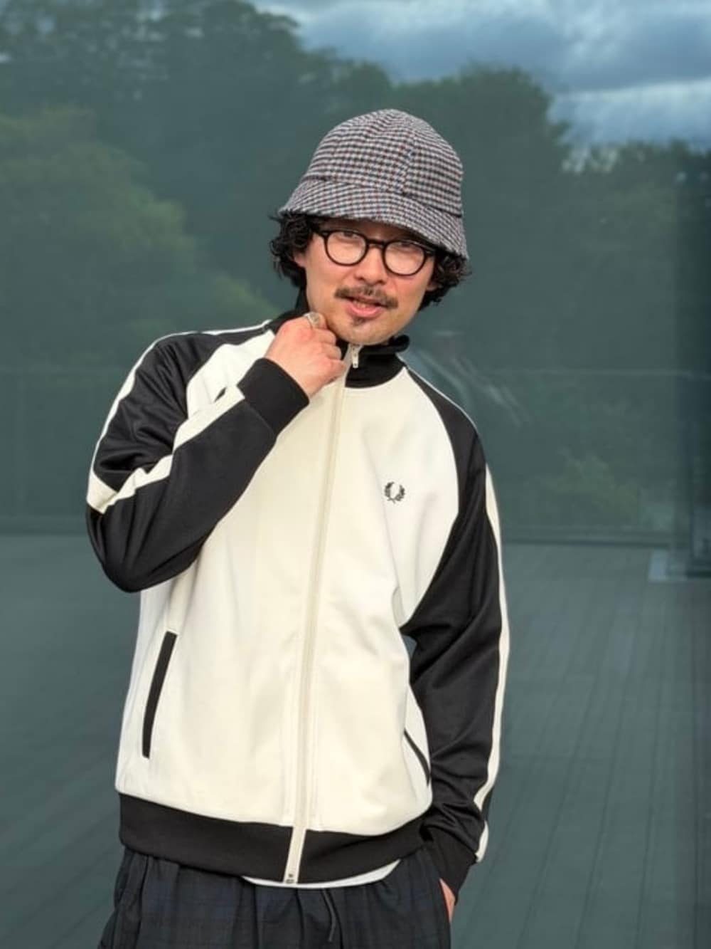 ホワイト系のジャージ、その他のその他パンツを着用したメンズの夏コーディネートの2枚目の写真