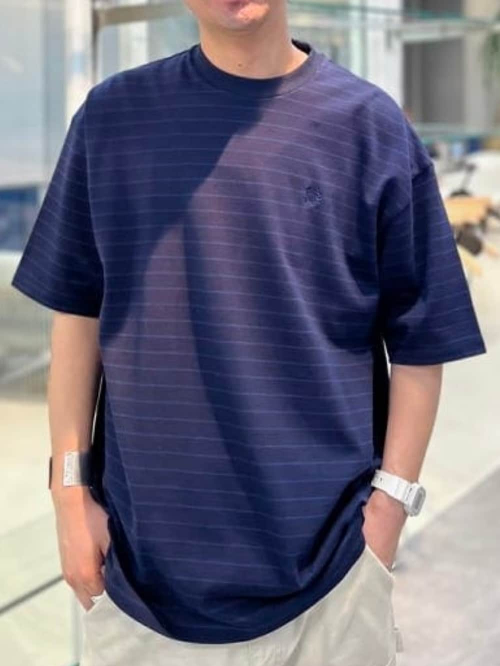 ベージュ系のその他パンツ、ブルー系のTシャツ/カットソー、ブルー系のハットを着用したメンズの春コーディネートの2枚目の写真