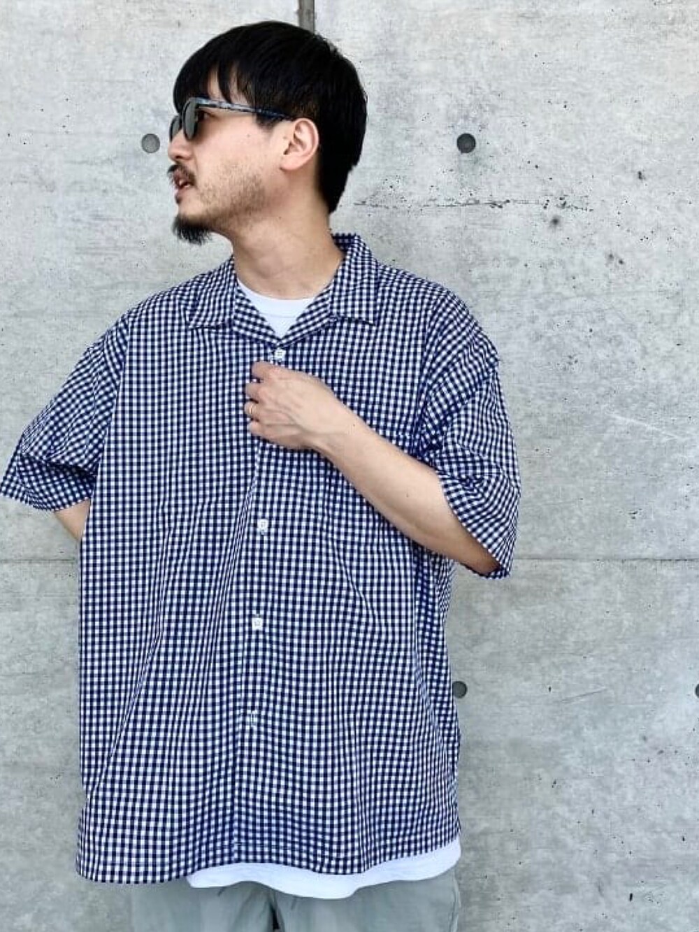 ブルー系のシャツ/ブラウス、グレー系のその他パンツ、ホワイト系のソックス/靴下を着用したメンズの夏コーディネートの4枚目の写真