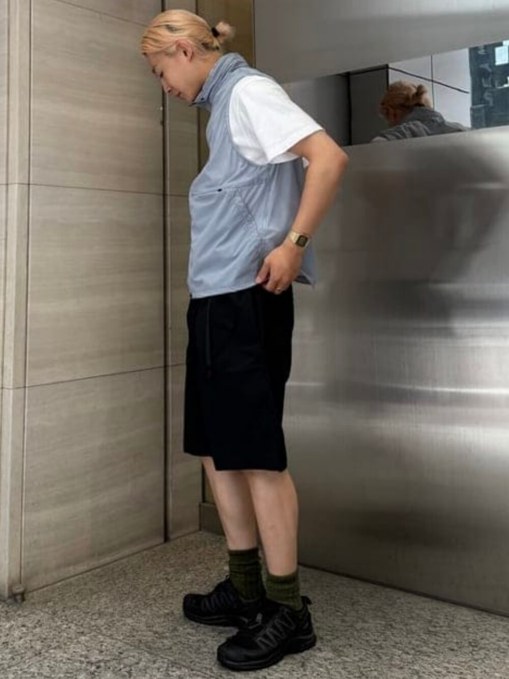 グレー系のベスト、ブラック系のその他パンツを着用したメンズの夏コーディネートの2枚目の写真